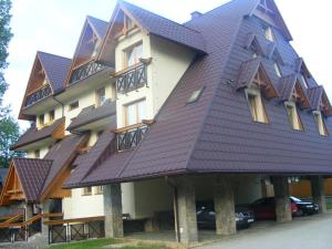 duży budynek z fioletowym dachem w obiekcie Apartament Zakopane Kamieniec 10i w Zakopanem