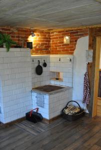 una cucina con muro di mattoni e piano cottura di Zacisze Pod Orzechem a Kazimierz Dolny