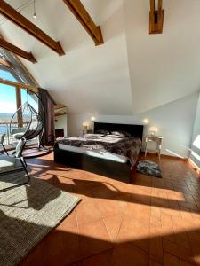um quarto grande com uma cama e uma varanda em Svencelė Resort em Svenele