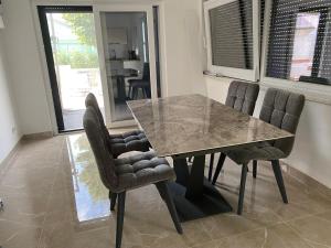 mesa de comedor y sillas con encimera de mármol en The House en Medulin