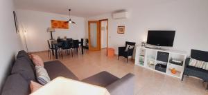 TV a/nebo společenská místnost v ubytování Ria Formosa Beach Apartment + 16 fotografií