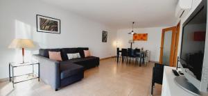 TV a/nebo společenská místnost v ubytování Ria Formosa Beach Apartment