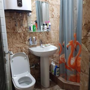 Bathroom sa Сдаётся в 2-х ком.кв. 1 комната на берегу моря на 2 человека. Проживание с хозяевами.