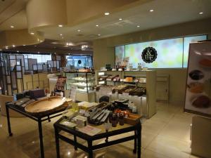 a store with a bakery with pastries on display at Mito Keisei Hotel in Mito