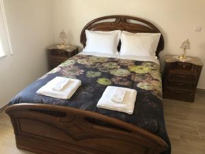 Uma cama ou camas num quarto em SOLAR DA SERRA-GuestHouse