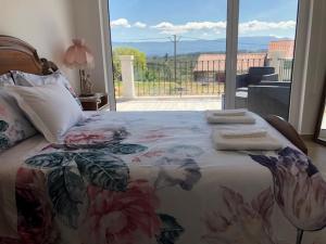 Uma cama ou camas num quarto em SOLAR DA SERRA-GuestHouse