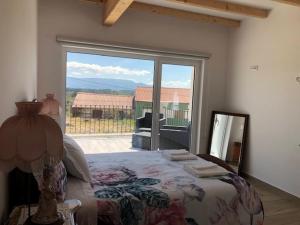 Uma cama ou camas num quarto em SOLAR DA SERRA-GuestHouse