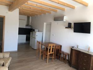 uma cozinha e sala de jantar com mesa e cadeiras em SOLAR DA SERRA-GuestHouse em Mangualde