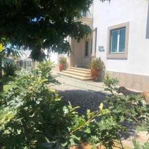 Um jardim no exterior de SOLAR DA SERRA-GuestHouse