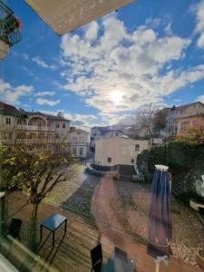 desde una ventana de una ciudad con edificios en Große Ferienwohnung mit Dachterrasse am Marktplatz en Sassnitz