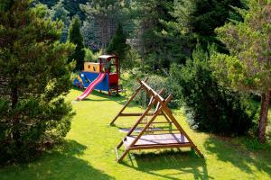 un parque infantil con un tren en el césped en Horský Hotel Podjavorník, en Papradno