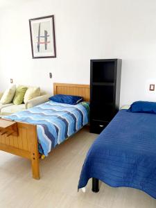 - une chambre avec deux lits et un canapé dans l'établissement Sol y Luna Teotihuacan, à San Sebastian Xolalpa
