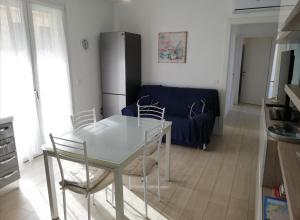 A television and/or entertainment centre at Nuovissimo appartamento con terrazza