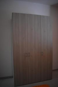 un gran armario de madera en la esquina de una habitación en A casa di Gió e Chri, en Minturno