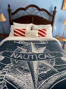 Una cama con un edredón blanco y negro. en Seabank House Bed and Breakfast Ahoy, en Pictou