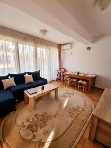 Posedenie v ubytovaní Hella Apartament Mamaia-Nord