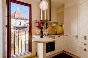 una cucina con finestra affacciata su un edificio di La Musa di via Dante a Firenze