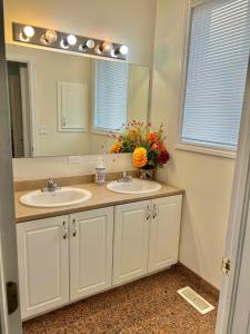 łazienka z 2 umywalkami i lustrem w obiekcie Main Suite w mieście Kingston