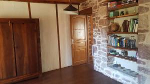 una habitación con una puerta y un estante con libros en maison isolée dans les vignes et les bois en Valady