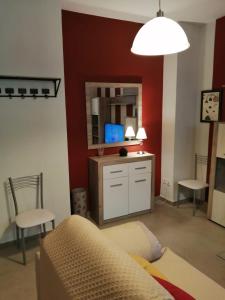 sala de estar con sofá y espejo en Casa Epi - Encantador apartamento en el centro de Granada - Barrio Realejo, en Granada