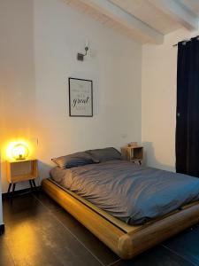 1 dormitorio con 1 cama y 1 lámpara en una mesa en Cottage indipendente con piscina privata, en Masi San Giacomo