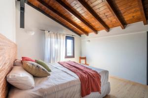 マラティにあるVilla Marathoulaのベッドルーム1室(枕付きのベッド1台、窓付)