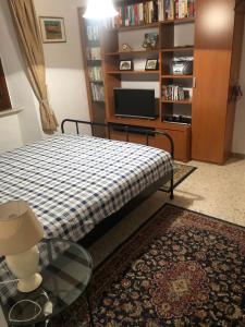 1 dormitorio con cama, mesa y TV en Casa in Umbria, en Monte Castello di Vibio