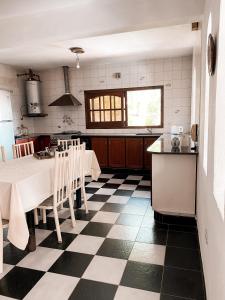 uma cozinha com piso em xadrez preto e branco em Casa Moreno em Belén de Escobar
