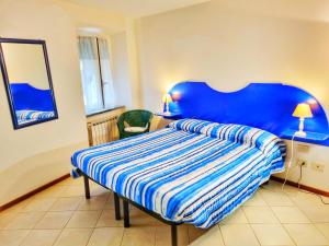 - une chambre avec un lit à tête bleue dans l'établissement Good vibes penthouse Ca Lidia 5terreparco, à Riomaggiore