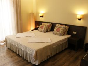Postel nebo postele na pokoji v ubytování Aqua Varvara Hotel