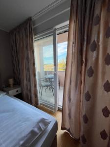 Łóżko lub łóżka w pokoju w obiekcie Apartman Yacht