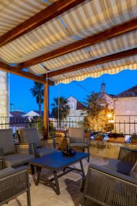 un patio al aire libre con una mesa azul y sillas en Hotel Agava Split en Split