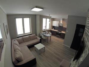 salon z kanapą i stołem w obiekcie Apartament w centrum Gdyni II w mieście Gdynia