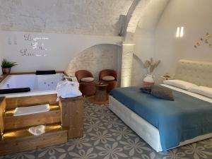 Postel nebo postele na pokoji v ubytování Nenetta Rooms & Suites Monopoli