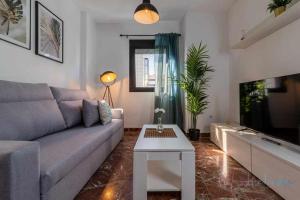 sala de estar con sofá y mesa en Dos dormitorios nuevo pleno centro con garaje, en Huelva