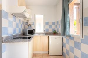 Kuchyň nebo kuchyňský kout v ubytování Apartamentos Mundaka Albir