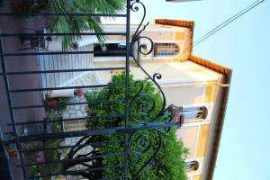 - un balcon avec une porte en fer forgé dans l'établissement Villa Mon Rêve Apartements, à Nice