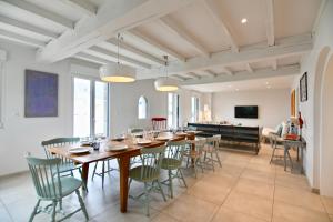 TV a/nebo společenská místnost v ubytování Roscoff Beach House