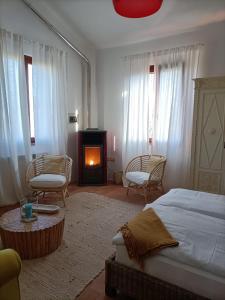 1 dormitorio con 1 cama y chimenea en Casale Il Girasole, en San Costanzo