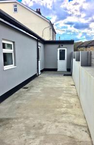 een lege parkeerplaats voor een gebouw bij Dunamis Staycation 5 in Croydon