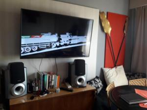 ein Wohnzimmer mit 2 Lautsprechern und einem Flachbild-TV in der Unterkunft Tu lugar Departamento 2 ambientes Hindu Club Don Torcuato in Don Torcuato