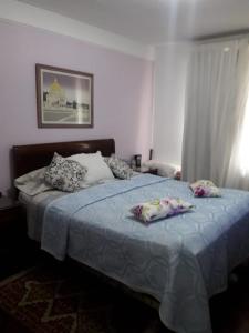 Un dormitorio con una cama con almohadas. en Tu lugar Departamento 2 ambientes Hindu Club Don Torcuato en Don Torcuato