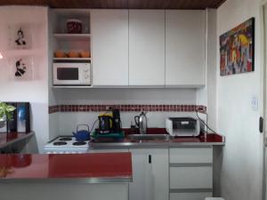 Una cocina o cocineta en Tu lugar Departamento 2 ambientes Hindu Club Don Torcuato