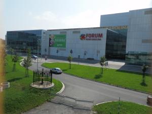- une vue sur un bâtiment avec une voiture devant dans l'établissement Ubytovna Pod Mostem, à Ostrava