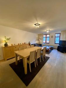 una gran sala de estar con mesa de madera y sillas. en t‘Predikheren, en Lier