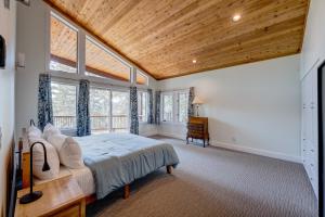 Gallery image of Mountain & Lake-View Delight in Truckee