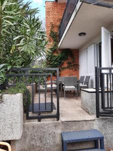 patio z krzesłami, stołem i ogrodzeniem w obiekcie Holiday Home Marija w mieście Vantačići