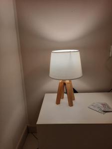 un tavolo con una lampada sopra una scatola di Villa Oblò a Favignana