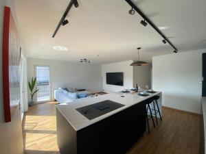 cocina y sala de estar con encimera y sofá en Strassen - 2 bed designer flat, en Strassen