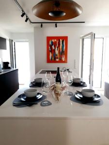 - une table avec des verres à vin et des assiettes au-dessus dans l'établissement Strassen - 2 bed designer flat, à Strassen